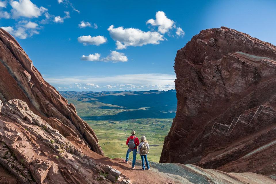 Turistas sobre la cumbre de la Motaña de Colores y paisaje andino en la lejania | TreXperience