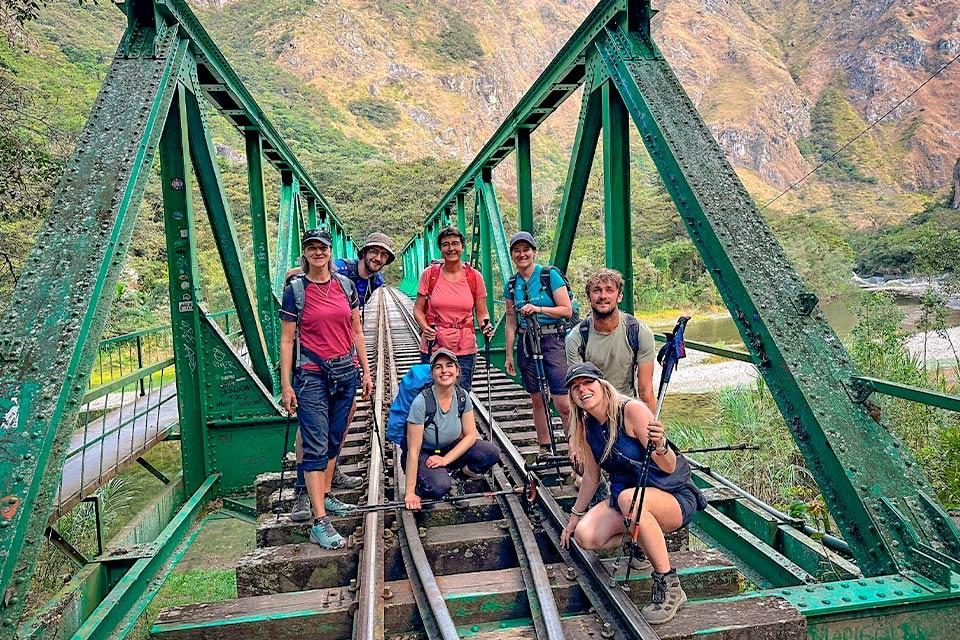 Turistas atravesando un puente en el camino a Machu Picchu