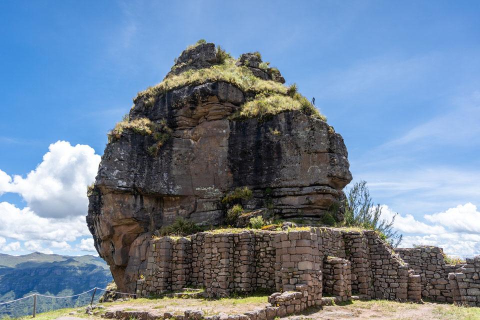 Monumentos de piedra dentro de Waqrapukrara | TreXperience