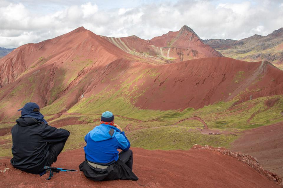 turistas admirando las vistas de las montañas en el Valle Rojo | TreXperience
