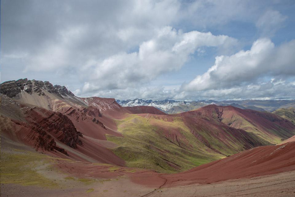 Valle rojo cerca a la Montaña de Colores | TreXperience