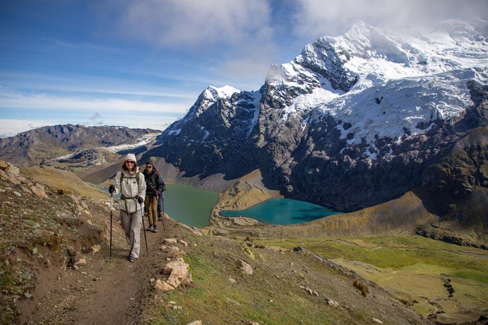 Senderistas con la laguna pucacocha de fondo en Ausangate | TreXperience