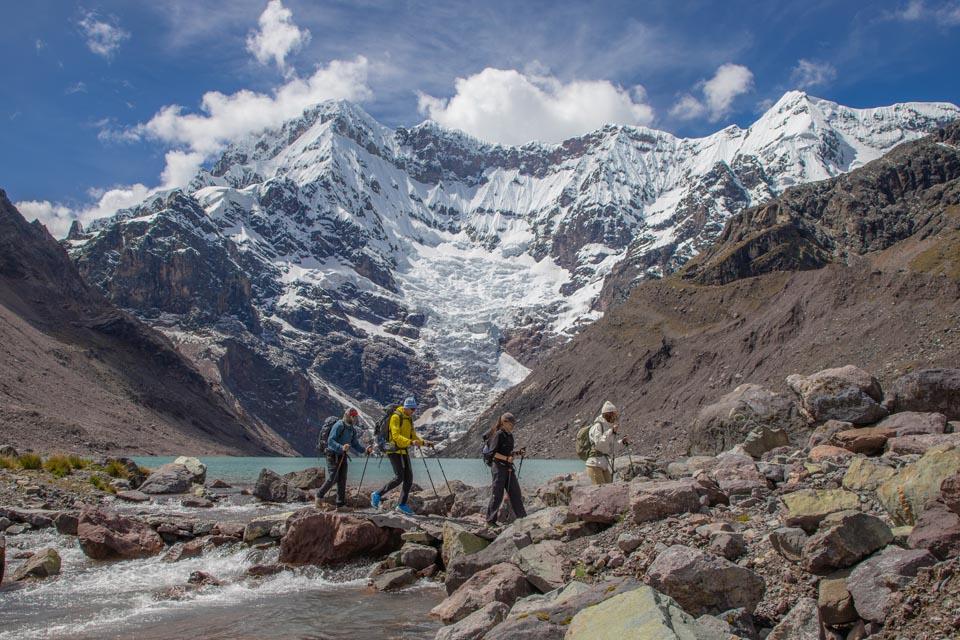 Turistas cruzando el rio en la ruta Ausangate | TreXperience