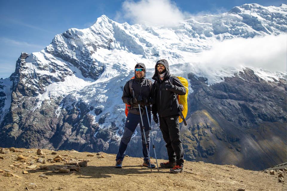 Turistas en la cima del abra apacheta con Ausangate a sus espaldas | TreXperience