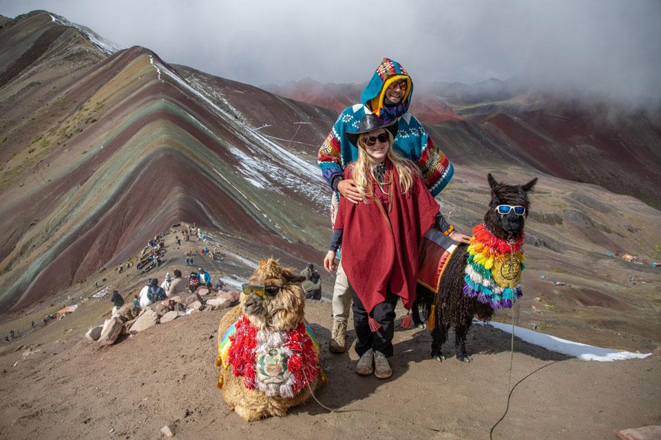 Pareja en la Montaña de siete colores con dos llamas a sus costados | TreXperience