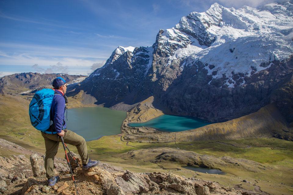 turista desde lo alto del abra apacheta en la ruta Ausangate | TreXperience