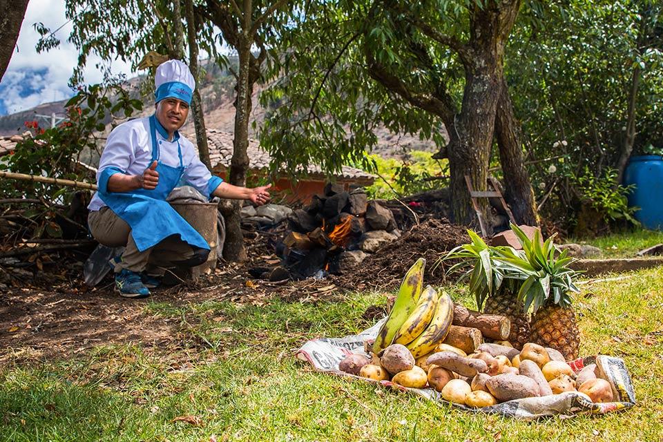La imagen captura un momento de preparación de la pachamanca