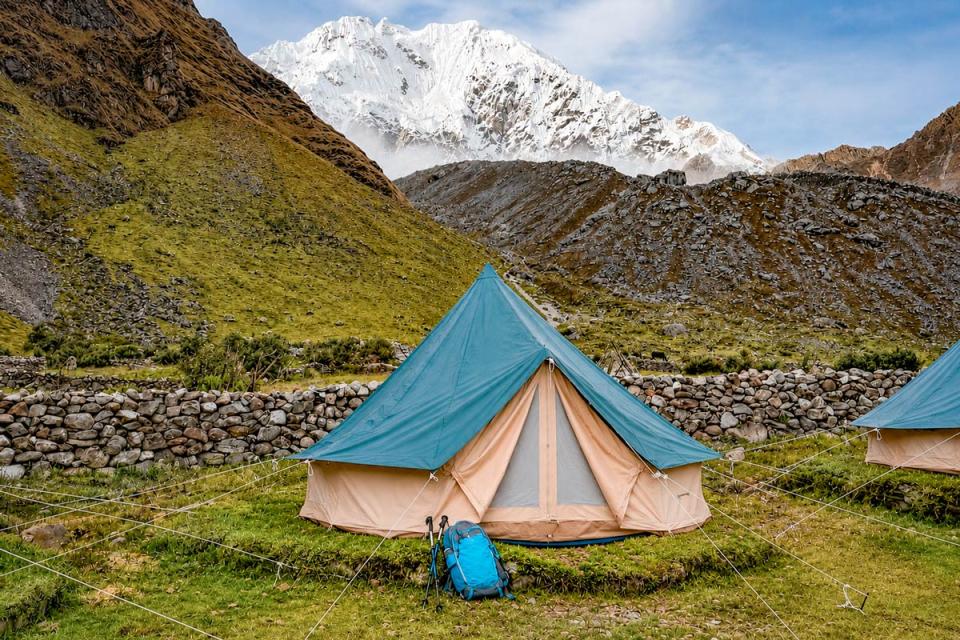 Campamento Salkantay Glamping con tienda frente a montaña Salkantay | TreXperience