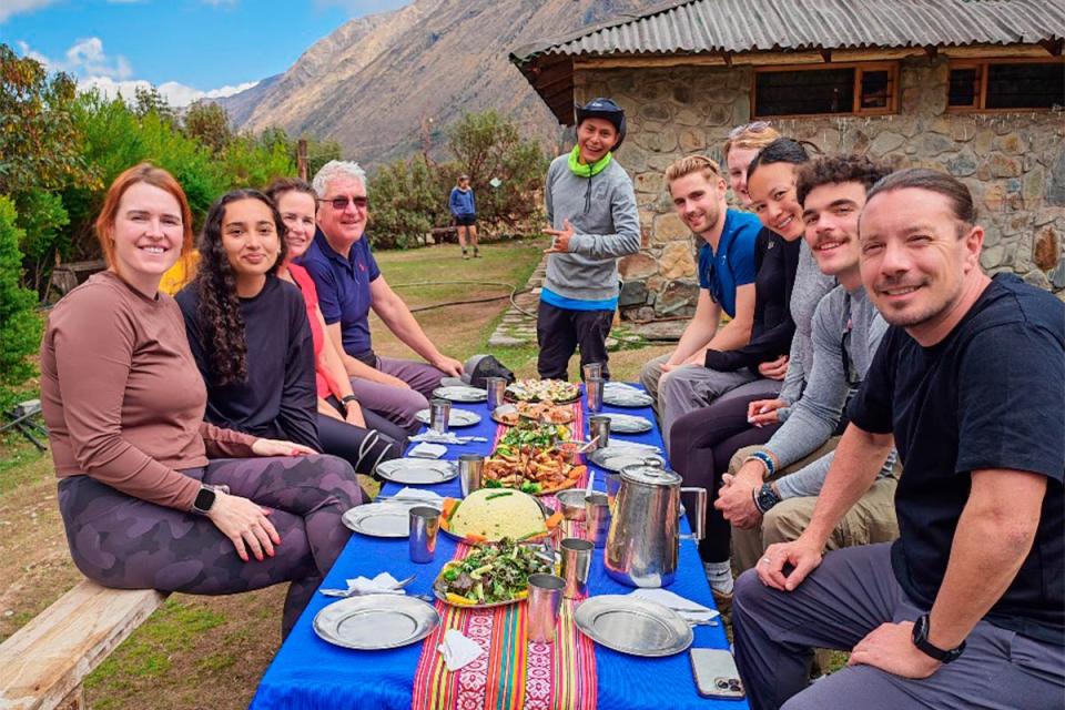 excursionistas sentados en una sola mesa almorzando juntos | TreXperience