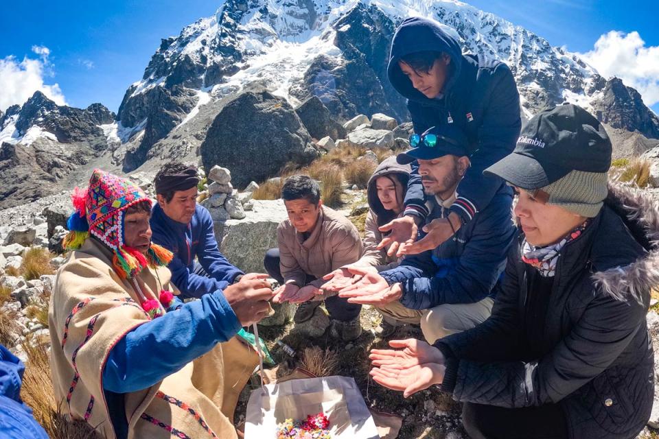 Grupo de personas participando en un ritual andino en el abra de Salkantay | TreXperience