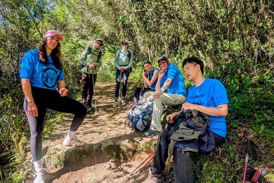 Grupo de excursionistas descansando en un sendero rodeado de vegetación | TreXperience