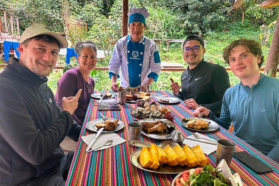 Grupo de viajeros almorzando Pachamanca recién cocinada | TreXperience