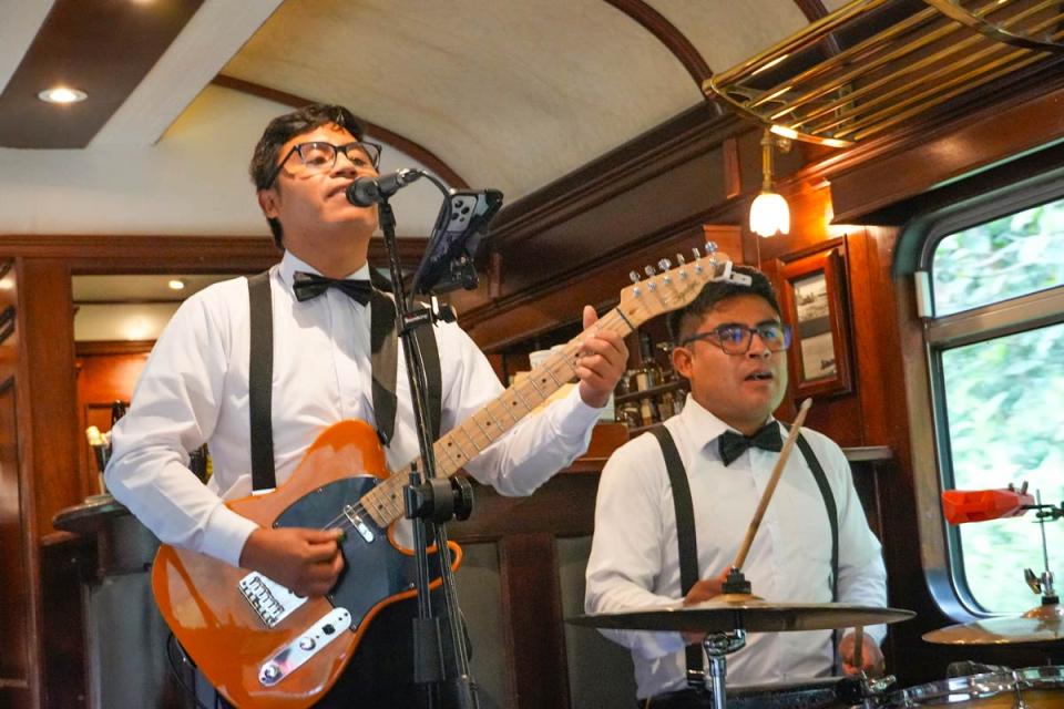 Musica en vivo en el viaje en tren Vistadome | TreXperience