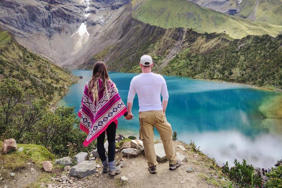 A couple looking out over Lake Humantay | TreXperience