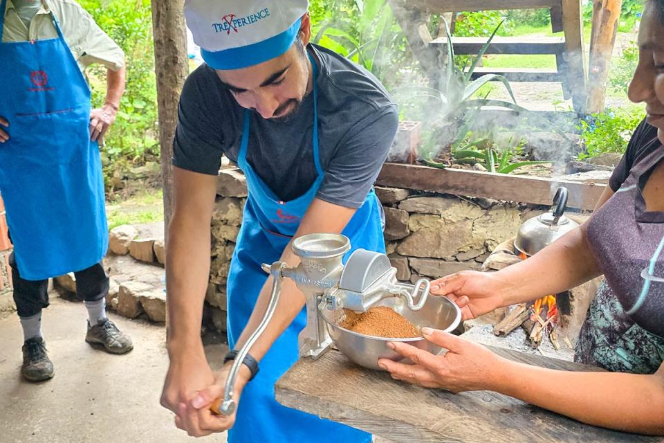 Moliendo café durante el tour de lujo de 4 días a Salkantay | TreXperience