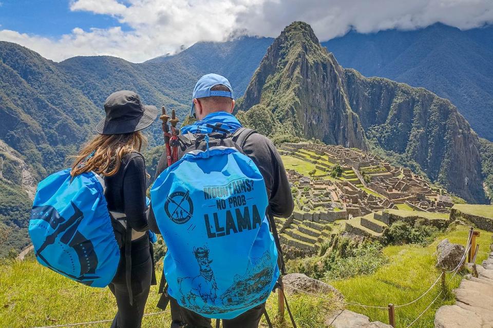 Pareja disfrutando de la vista a Machu Picchu | TreXperience
