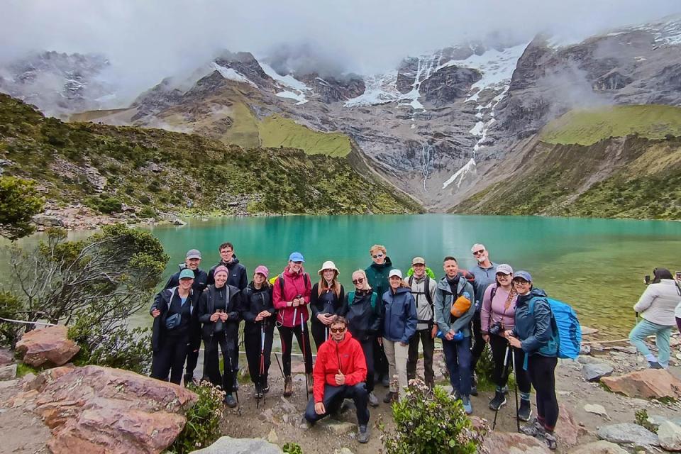 Grupo de turistas en la laguna Humantay | TreXperience
