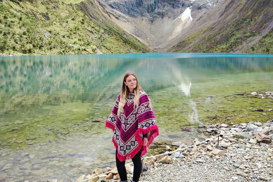 Mujer posando con la Laguna Humantay de fondo | TreXperience