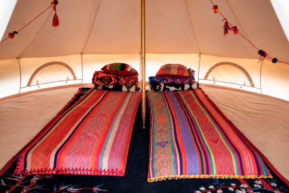Camas cómodas dentro de las carpas Salka Glamp | TreXperience