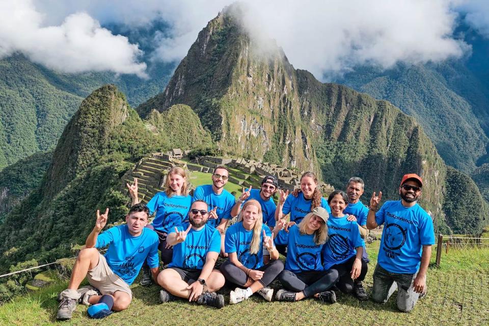 Turistas vistando Machu Picchu | TreXperience