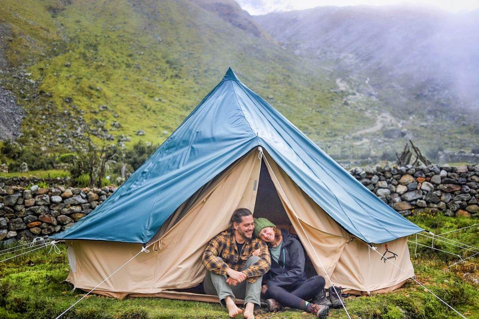 Pareja de senderistas junto a una tienda de campaña SalkaGlamp en la ruta Salkantay | TreXperience