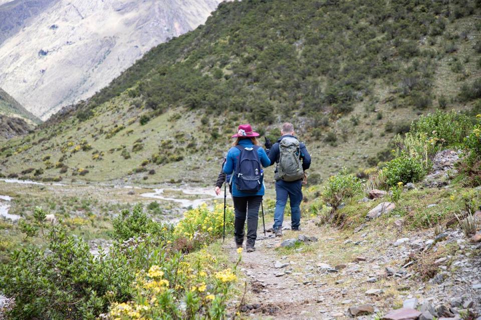 Caminantes recorriendo la ruta Salkantay al Camino Inca | TreXperience