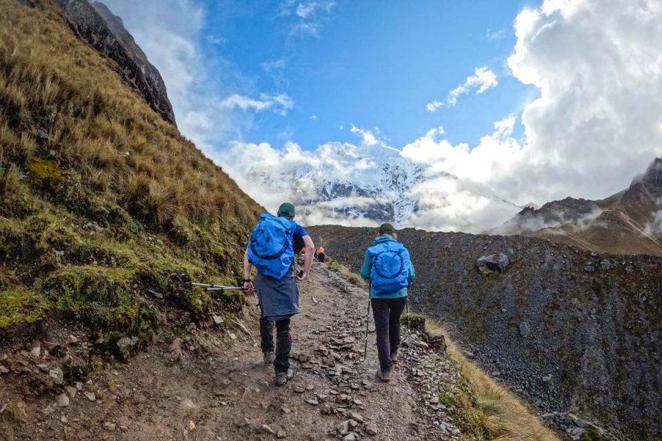 Caminantes recorriendo el sendero hacia la Montaña Salkantay | TreXperience