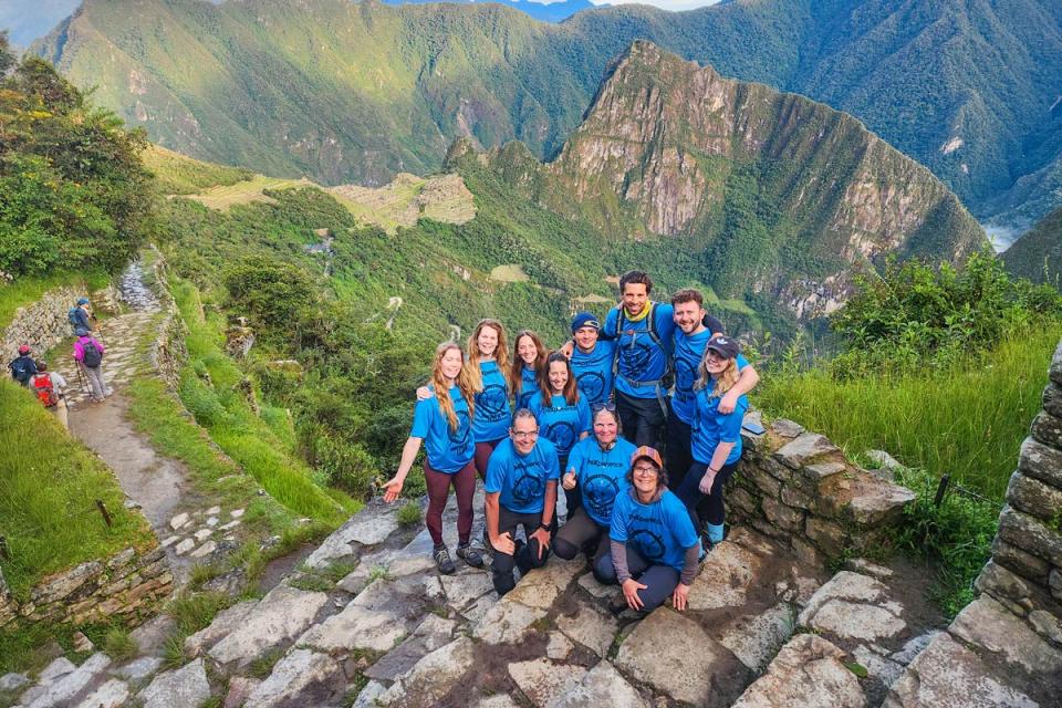 Grupo de caminantes en intipunku con vistas de Machu Picchu | TreXperience