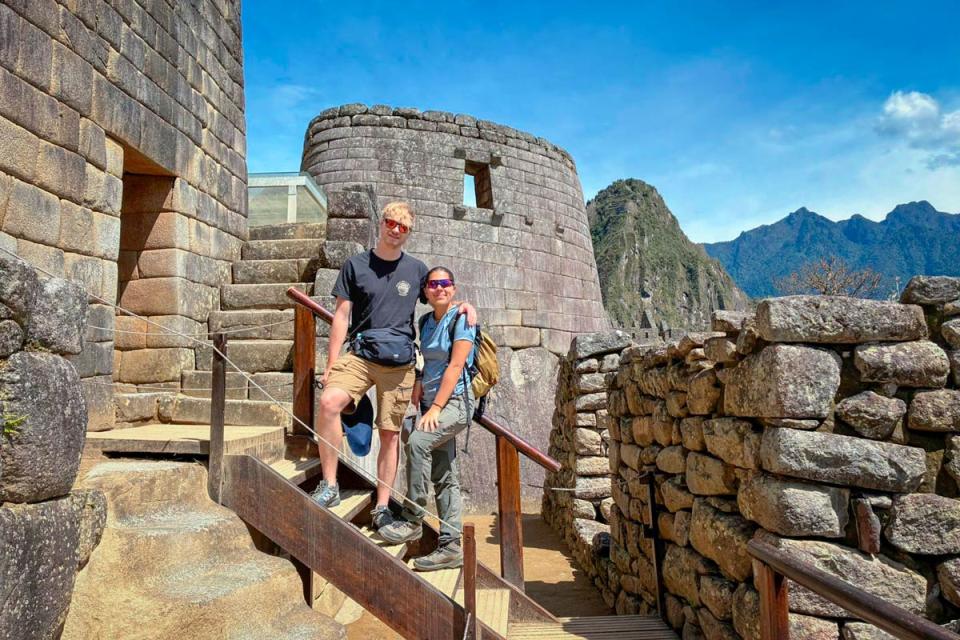 Pareja en plena visita a Machu Picchu en el tour Camino Inca 1 día | TreXperience