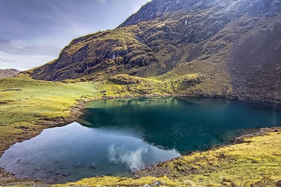 Panoramic view of a mountain lake surrounded by an Andean landscape during a hike | TreXperience