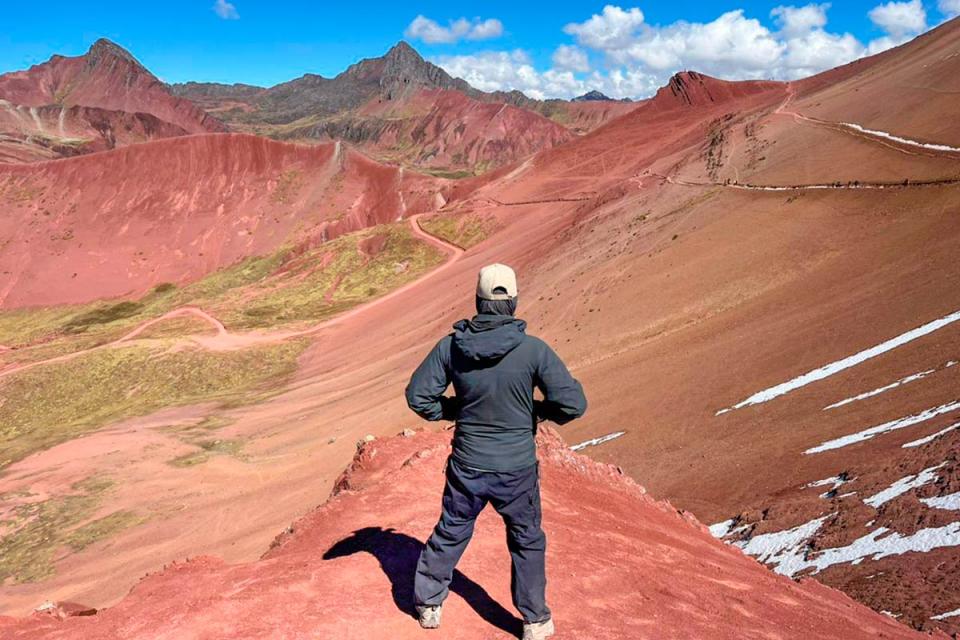 Solo traveler looking the Vinicunca zone | TreXperience