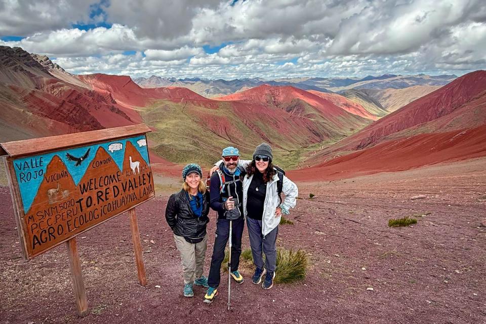 Friends next to the Red Valley sign | TreXperience