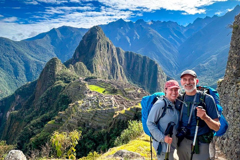 Couple arriving to Machu Picchui in the Short Inca Trail | TreXperience
