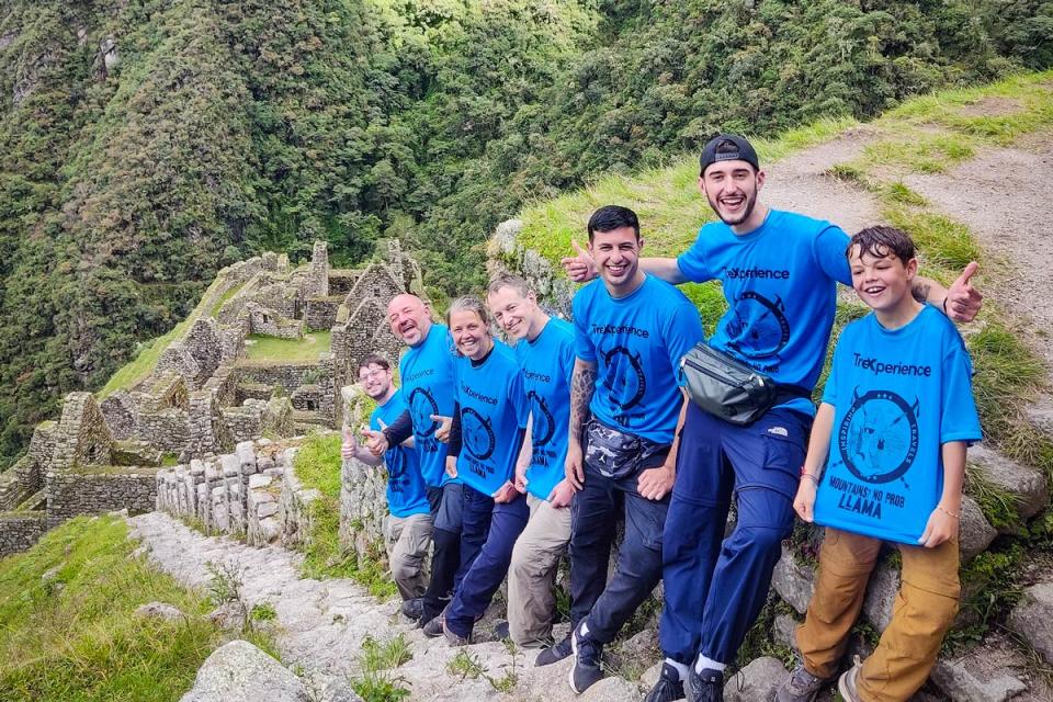 Family resting in the Wiñay Wayna inca ruins | TreXperience