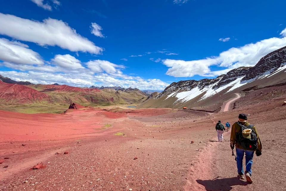 Visitors trekking towards Vinicunca Rainbow Mountain | TreXperience