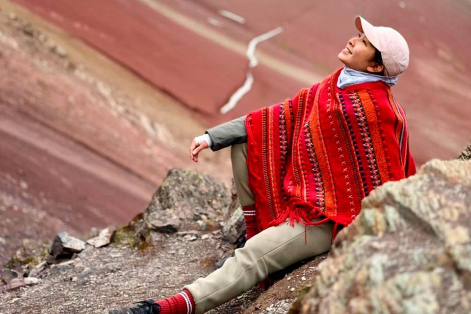 Woman resting during a hike to Vinicunca Rainbow Mountain | TreXperience