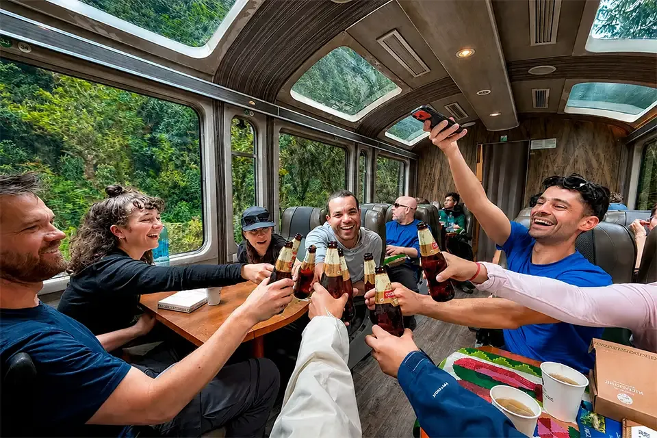Pasajeros disfrutando de su retorno a Cusco a bordo del Vistadome | TreXperience
