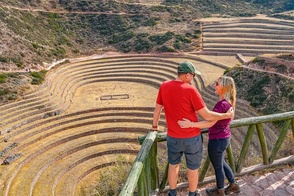Pareja disfrutando de su tour de lujo de Moray | TreXperience