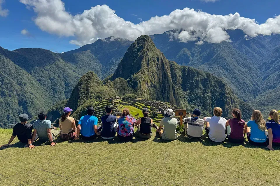 Group of friends in Machu Picchu | TreXperience