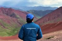 Turista en el Valle Rojo durante el Trek Ausangate