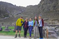 Grupo de viajeros posando frente a la fortaleza de Ollantaytambo | TreXperience