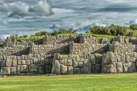 Muros incas de piedra con grandes bloques encajados en Sacsayhuamán, Cusco (tour por la ciudad de Cusco, medio día) | TreXperience