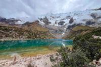 Vista panorámica de la Laguna Humantay con agua turquesa y montañas nevadas entre nubes (tour a la Laguna Humantay, día completo) | TreXperience