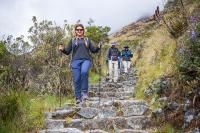 Senderistas descendiendo escalinatas de piedra en el Camino Inca (Tour privado del Camino Inca 4 días) | TreXperience