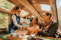 Turistas disfrutando de su viaje en Tren Vistadome a Machu Picchu | TreXperience