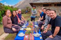 excursionistas sentados en una sola mesa almorzando juntos | TreXperience
