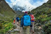 Grupo de caminantes ascendiendo el abra de Salkantay | TreXperience