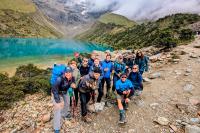 Excursionistas en el lago glaciar de Humantay | TreXperience