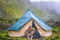 Pareja de senderistas junto a una tienda de campaña SalkaGlamp en la ruta Salkantay | TreXperience