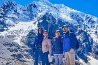 Cuatro excursionistas posando frente a la Montaña Salkantay | TreXperience